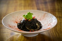 濃厚なイカ墨ソースと唐辛子の絶妙なコンビネーション
女性に大人気‼