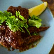 ニューヨーク生まれ、旨味の多い鶏手羽の揚げ料理。
辛味の強いソースにレモンを絞ってさっぱりと、
アクセントにパクチーマシマシでご提供