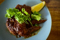 ニューヨーク生まれ、旨味の多い鶏手羽の揚げ料理。
辛味の強いソースにレモンを絞ってさっぱりと、
アクセントにパクチーマシマシでご提供