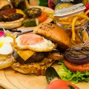 牛100%のパティとスーチカー
グリルしたオニオンと厚切りトマト
新鮮なレタスと自家製ピクルスをつけ合わせ
チェダーチーズと目玉焼きをドーン
濃厚かつさっぱりと一言で表現できない
満足感を保証します。