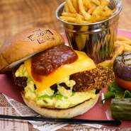 カジキマグロを使用した贅沢なフィッシュバーガー
自家製のタルタルソースはパクチーましましでご提供。
癖になる食感と香りのハーモニー
女性のお客様に大人気！！