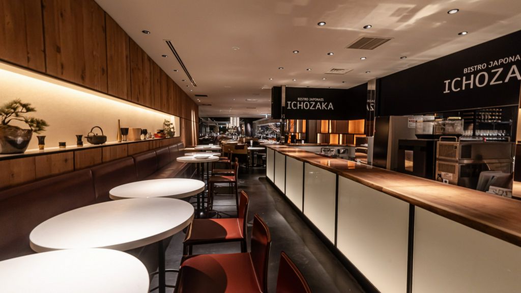 入口のバーカウンターから広がる店内