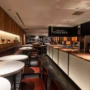 店内に一歩足を踏み入れると、そこには都会の喧騒から解き放たれた大人の空間が広がります。