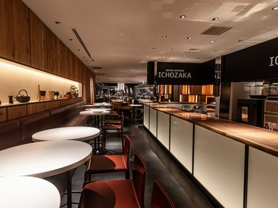 入口のバーカウンターから広がる店内