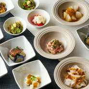 シズル感溢れるステーキ類やアヒージョからオリジナルソースで食べるサラダ料理など主菜となるメイン料理が勢揃い。お好きなメニューをお選びください。