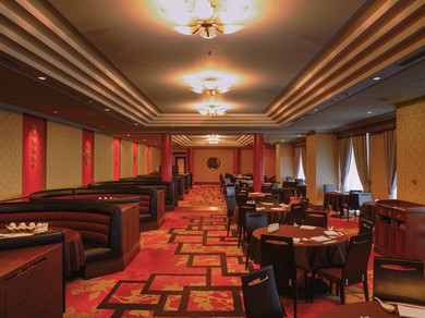 赤を基調とした心地よい空間でお好きなお料理を