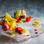 大切な人の特別な日にぴったり。デザートプレートやパフェでお祝いのお席を一層華やかに盛り上げます