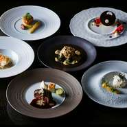 旬の食材や国産牛、ドライエイジングビーフのグリル料理やシェフがお好みに合わせてオーダーメイド調理する「VIPシェフズテーブル」。婚礼にも対応する「Tokyo Fusion Dining」では創作西洋料理やグリル＆ステーキを