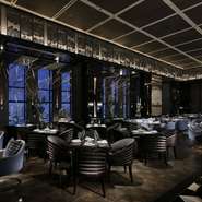 【DINING & BAR TABLE 9 TOKYO】は店舗面積が約2,000平米、天井高は約8mあり、ワンフロア全てが1つのレストランという、ほかにはないシチュエーション。
