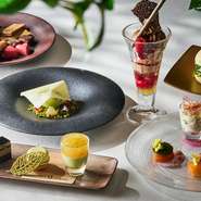 旬の食材を使用し、1つ1つにパティシエがこだわったスイーツコースを是非お召し上がりください。