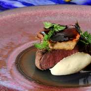 イタリア ミシュラン二つ星 アルベルト・ファッカーニ氏からインスピレーションを得た当店自慢のシグネチャーメニューです。絶妙な火入れで柔らかくグリエした肉とフォアグラ・トリュフのハーモニーが織りなす一皿。