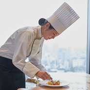 お客様に感動と驚きのある特別なひとときを過ごして頂けるよう料理人・サービスがチームとなり、目でも楽しめる料理とお客様に寄り添う温かなおもてなしを心掛けています。