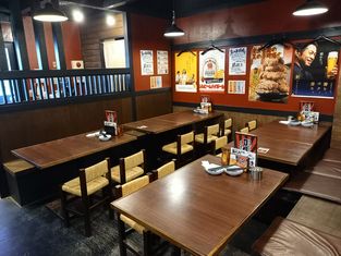 숯불 구이와 닭 날개 가게 구치하치마치 그랜드 프론트 앞점