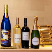 ワインは産地やジャンルにとらわれることなく、寿司にも料理にも合うよう幅広くセレクト。選ぶのに迷った時には、大将と料理長がそっとサポートしてくれます。鮪と赤ワインは、大将おすすめのペアリング。