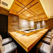 起承転結をコンセプトにしたコースは、握るネタや提供するタイミングなども細やかに配慮されています。美食を囲みながら、流れゆく時間を忘れて過ごせる上質な空間は、大人のデートに最適。