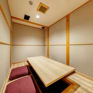 個室専用の『鍋コース』は、季節ごとにメインが変わる特別プランです。4名ほどが入れる個室は自宅のようにくつろげる場所。入学や就職といった家族が集まるお祝いの席にもふさわしい水入らずの空間です。