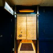 多くの店がひしめき合う心斎橋筋に佇み、ビルの奥で大人の雰囲気。高級感なる店構えですが、店内は居心地のよい温かな空間です。カウンターでいただく寿司のコースと個室で味わう鍋コースを楽しめます。