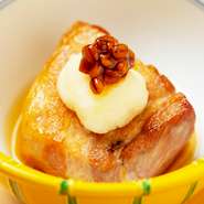 料理長が手掛ける一品料理。沖縄県産のアグー豚は肉や脂身も甘い秀逸な豚肉です。長時間かけて蒸し煮しているため箸でほぐれるほどやわらか。コク深く、しっかりと味が内側に染み込んでいます。