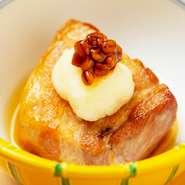 料理長が手掛ける一品料理。沖縄県産のアグー豚は肉や脂身も甘い秀逸な豚肉です。長時間かけて蒸し煮しているため箸でほぐれるほどやわらか。コク深く、しっかりと味が内側に染み込んでいます。