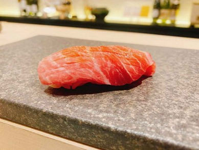濃厚な旨みにパンチのある赤酢のシャリをプラス『トロ』大間天然本マグロ使用