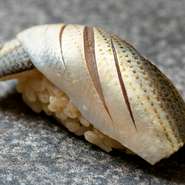 江戸前寿司を代表する「こはだ」は、6種類の酢を使い分ける大将ならではの、繊細で卓越した技術が光ります。魚の状態に合わせ酢や塩を調整し、時間の経過と共に変化する絶妙な塩梅を見極め、握っていくそうです。