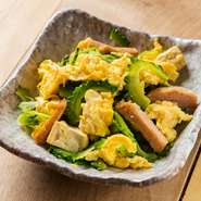 ＜チャンプル～といえばやっぱコレでしょ！＞
「チャンプルー」とは沖縄の方言で「ごちゃ混ぜ」。ゴーヤ・スパム・豆腐・玉子を炒めた沖縄県の名物料理です。