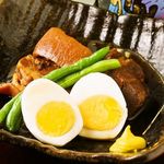 琉球王朝時代より今に伝わる沖縄の豚肉料理の代表。トロトロになるまでじっくり煮込みました。