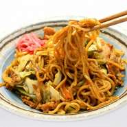 沖縄そばの麺を使ったソース焼きそば。