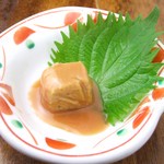 豆腐を紅麹と泡盛などを用いた漬け汁に長期間漬け込み、発酵・熟成させた発酵食品です。