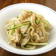 ミミガーとは豚の耳。コリコリとした食感が楽しめます。