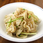 ミミガーとは豚の耳。コリコリとした食感が楽しめます。