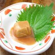 豆腐を紅麹と泡盛などを用いた漬け汁に長期間漬け込み、発酵・熟成させた発酵食品。最強の沖縄珍味です。