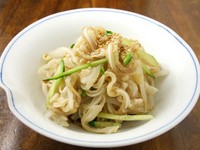ミミガーとは豚の耳。コリコリとした食感が楽しめます。
