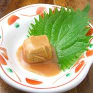 豆腐を紅麹と泡盛などを用いた漬け汁に長時間漬け込み、発酵・熟成させた発酵食品。