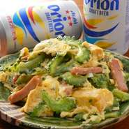 「チャンプルー」とは沖縄の方言で「ごちゃ混ぜ」。ゴーヤ・スパム・豆腐・玉子を炒めた沖縄県の名物料理です。