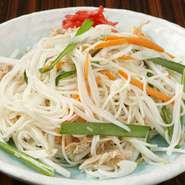 沖縄のソーメンを使った焼きビーフンみたいなチャンプル。