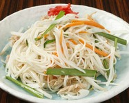 沖縄のソーメンを使った焼きビーフンみたいなチャンプル。