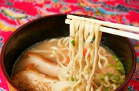 かつお風味がきいたあっさりスープの沖縄そば！
（通常サイズ）950円
（〆サイズ）550円