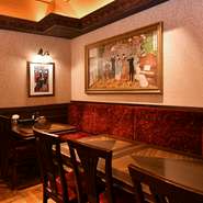 隠れ家風のテーブル席。シックでレトロな落ち着いた雰囲気のお席です。その他にも様々なタイプのお部屋がございます。