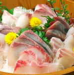 【2時間飲み放題付き】
鮮度抜群「刺身7点盛り」・名物｢牛すじ煮込み｣などを含む全9品