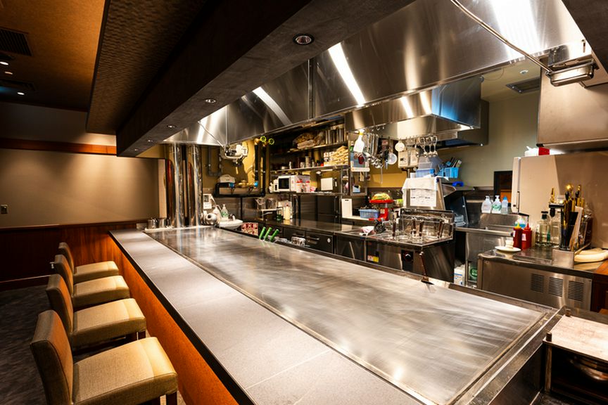 ライブ感満載のカウンター席、料理を待つのも楽しい時間