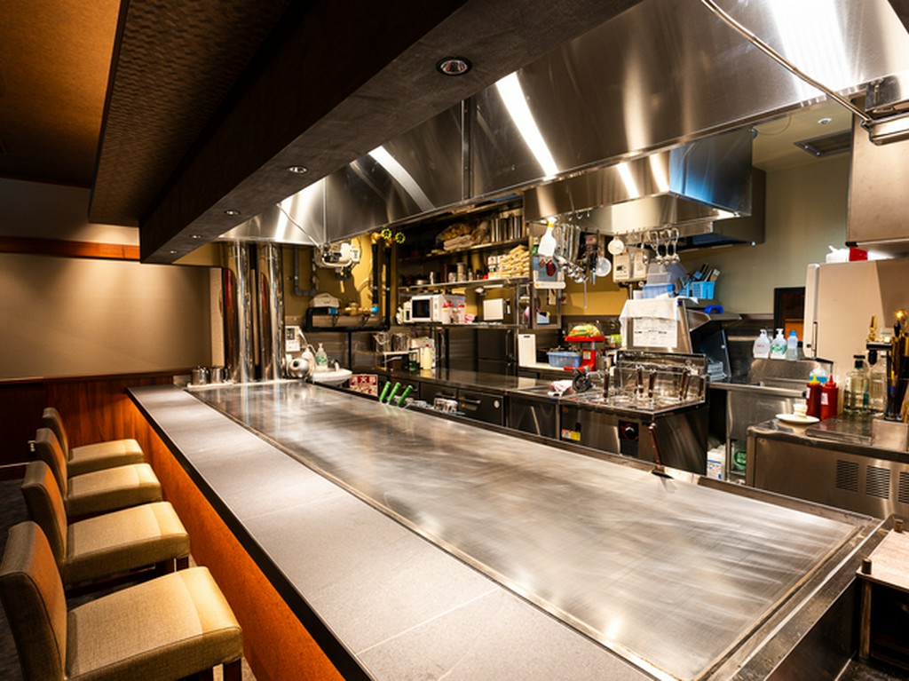 ライブ感満載のカウンター席、料理を待つのも楽しい時間