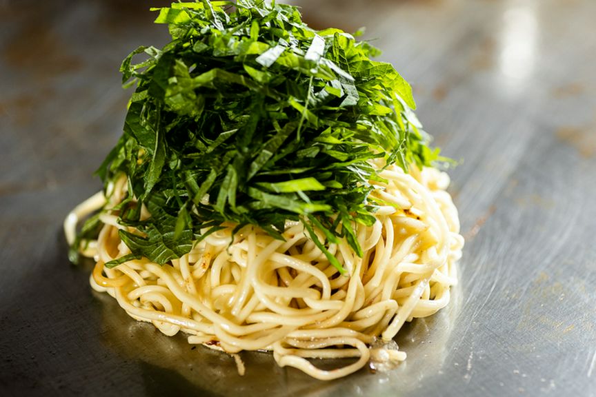 本場の味を再現するため、必要な材料は広島から仕入れ