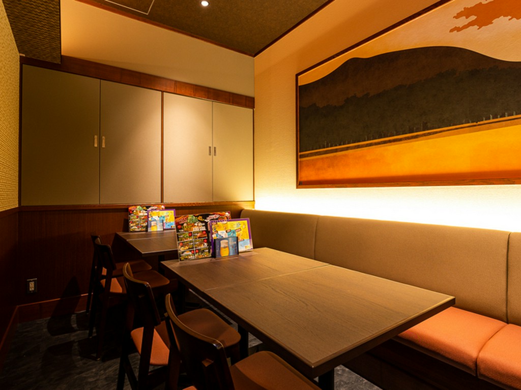 落ち着いた雰囲気の店内は、ゆっくり食事が楽しめる空間