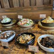 平日限定にておばんざいビュッフェ、美味しいお米、味噌汁、無料食べ放題!!!※週末はご飯、味噌汁のみ無料