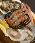1人前
・季節のお通し
・魚貝炙り焼き（生ホタテ貝、サザエつぼ焼、ボタンエビ、ホッケ）
・お食事
・デザート
