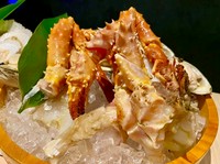 1人前
・季節のお通し
・魚貝炙り焼き
　（生タラバ蟹脚、生ホタテ貝、サザエつぼ焼き、ボタンエビ、ホッケ）
・カニ味噌焼
・お食事
・デザート
