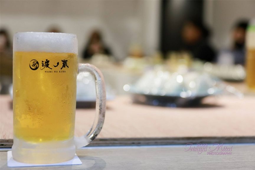炭火の香ばしさには冷たいビールが最高です