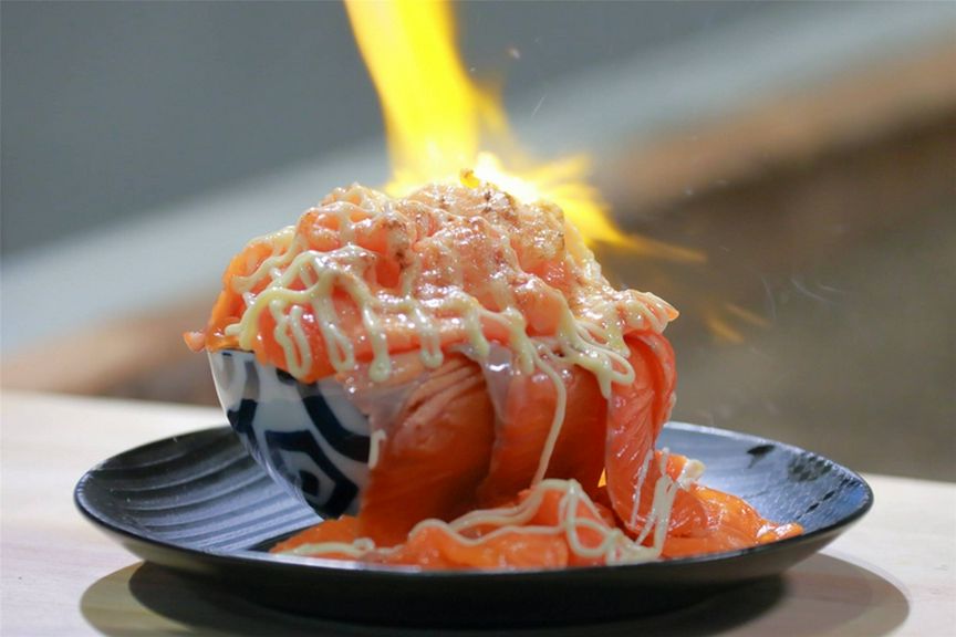 大人気　こぼれサーモン炙り丼