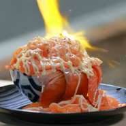お客様の目の前でお好みの焼き加減になるまでバーナーで炙ります。